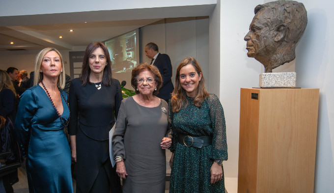 La directora de la Fundación, Dolores Estrada, posa con la premiada, María Isidoro, Benigna Peña, y la alcaldesa de A Coruña, Inés Rey.