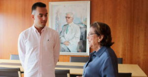 Pablo Abal con la presidenta de la Fundación San Rafael, Dña. Benigna Peña, en la entrega de su beca.