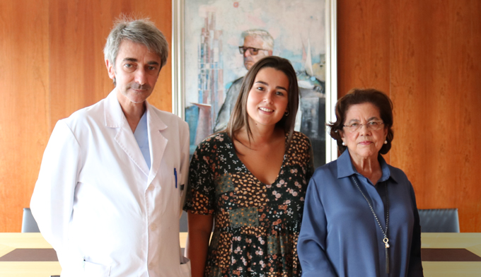 Irene González Eiroa con el doctor D. Gonzalo Peña y Dña, Benigna Peña, presidenta de la Fundación San Rafael 