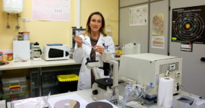 Blanca Laffon en el laboratorio de Toxicoloxía de la Universidade da Coruña